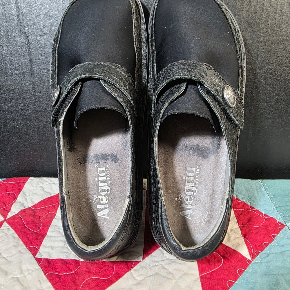 Alegria Dayna Professional Clogs Women 40 9-9.5 Black Floral Embossed Leather - Picture 6 of 10